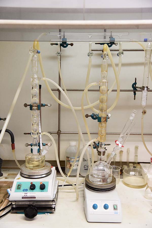 Synthesis of new materials in controlled atmosphere (under nitrogen)