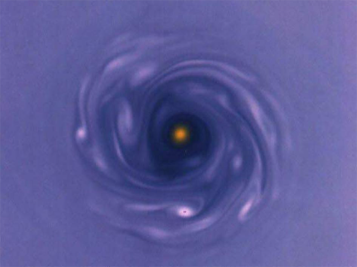 Simulazione numerica semplificata della formazione di vortici anticiclonici in un disco protoplanetario. E’ graficata la vorticità del fluido.
