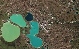 Laghi formati dallo scongelamento del permafrost nella penisola di Yamal Siberia, visti dal satellite Copernicus Sentinel-2 il 27/08/2018. © ESA CC-BY-SA_ IGO 3.0. – Contiene dati Copernicus Sentinel modificati.