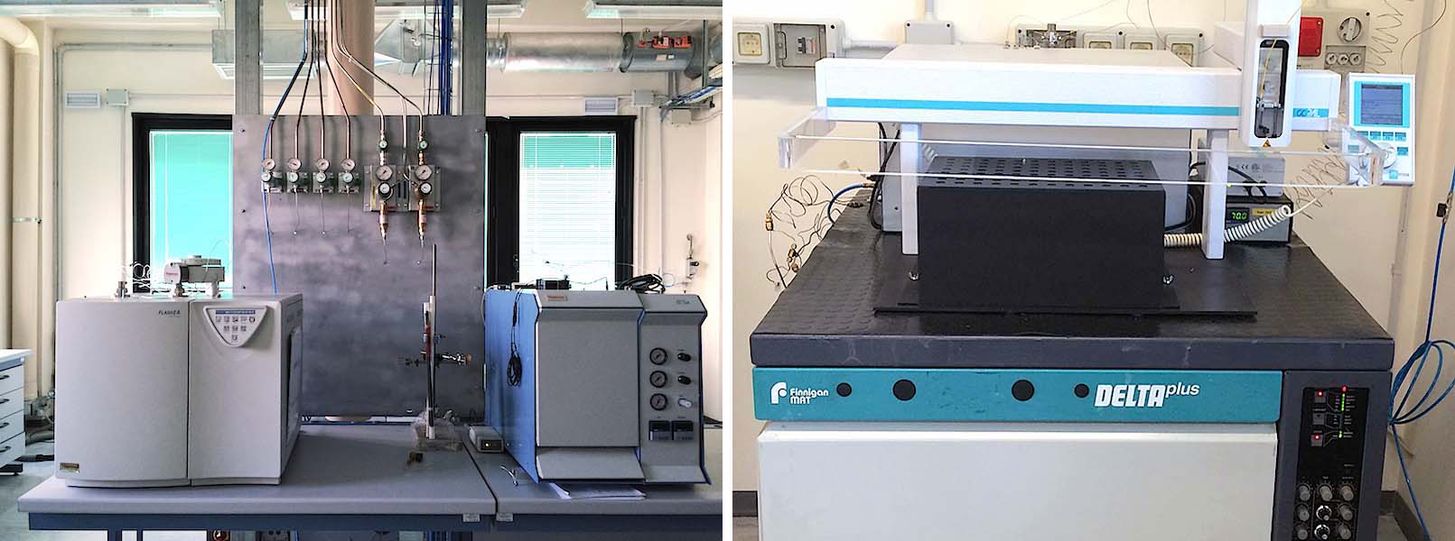 A sinistra la foto mostra l'analizzatore elementare Flash EA1112HT (Thermo Scientific) accanto al TC/EA (Finningan). A destra Gasbench II (Finningan) interfacciato allo spettrometro IRMS Thermo Delta plus