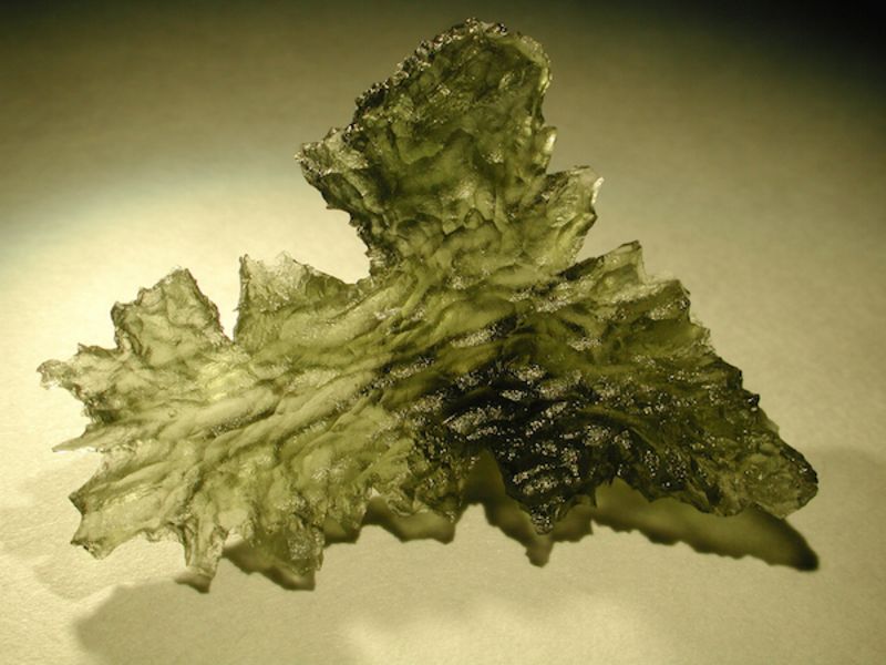 Moldavite, tectite generata dall’impatto che ~15 milioni di anni fa produsse il cratere di Ries (diametro di ~24 km) in Germania.