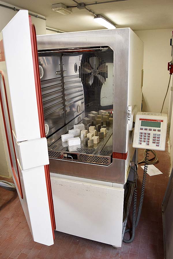 Climatic chamber for the artificial ageing test of rock samples