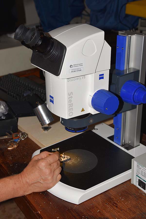 Prelievo di micro-campioni per l’analisi spettrometrica FTIR in cella di diamante