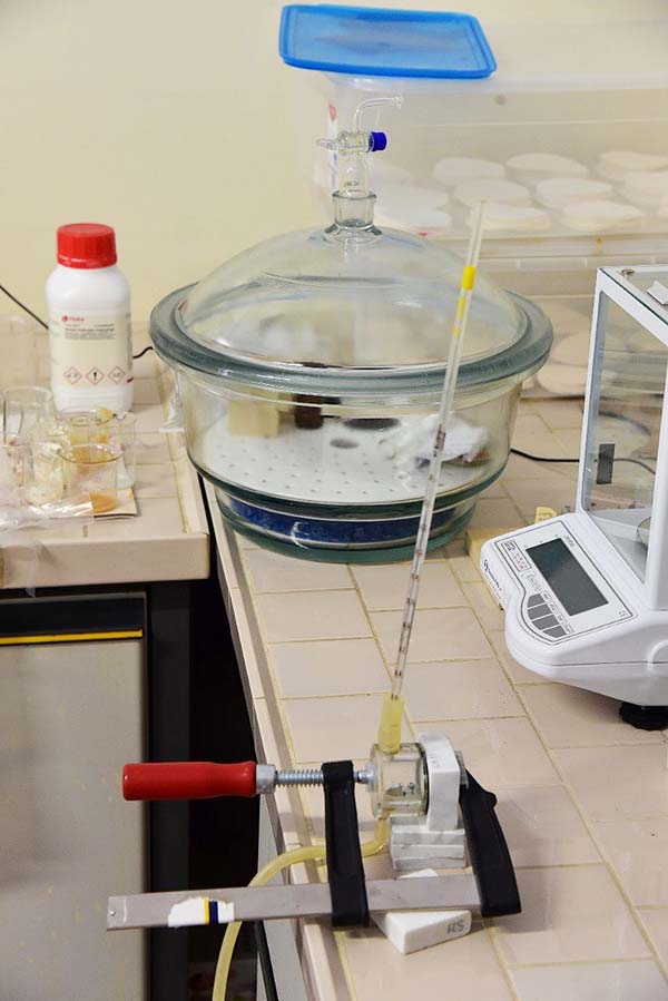 Water absorption test in rocks by the "pipette" method