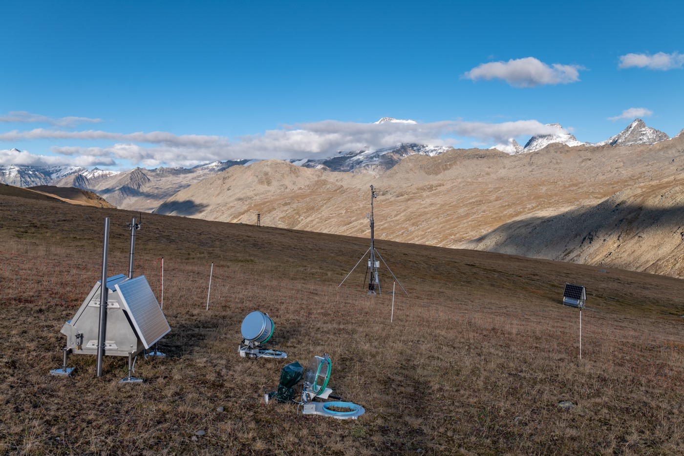 La torre di Eddy Covariance e le camere di accumulo fisse installate al Piano del Nivolet, Parco Nazionale del Gran Paradiso