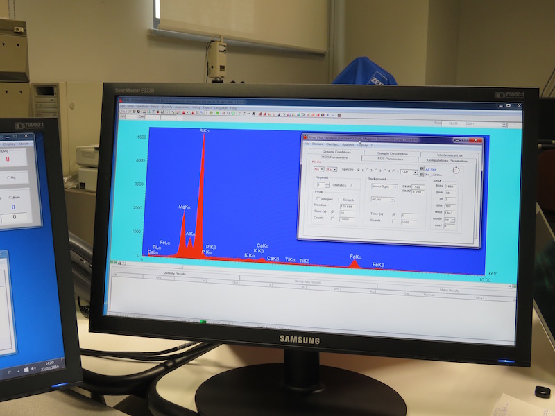 Video screen image of an EDS spectrum and WDS acquisition parameter in the acquisition window (GO) of the X-MAS program.