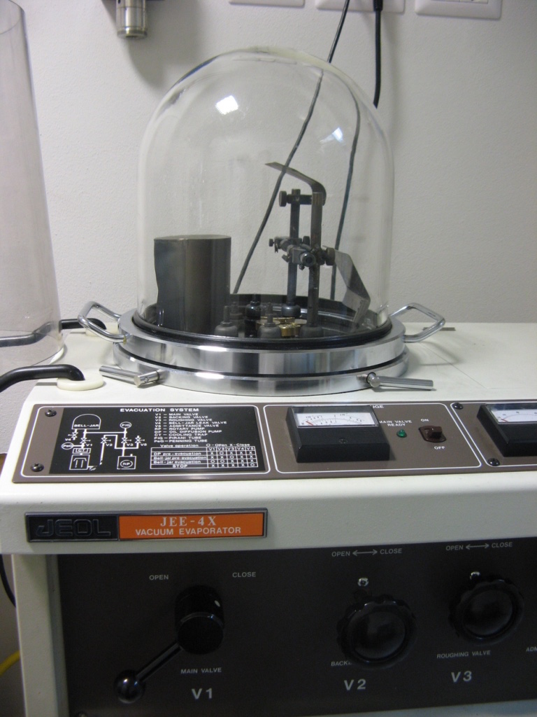 Il metallizzatore, Jeol JEE-4X, utilizzato per la metallizzazione e preparazione dei campioni ai fini dell’analisi per microsonda. I campioni vengono posizionati sotto ad un elettrodo nel quale è fissata una punta di grafite. Fornendo corrente all’el