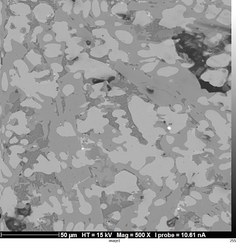 Immagine BSE di una scoria di lavorazione metallurgica proveniente dall’Isola d’Elba e analizzata tramite microsonda elettronica nel corso del progetto AITHALE focalizzato sullo studio dell’impatto socio-economico dell’attività metallurgica nella