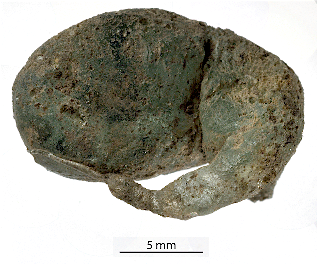 Goccia di vetro proveniente dal sito archeologico di Loppio (TN). Il confronto tra composizione della goccia e di manufatti vitrei presenti nel sito ha fornito indicazioni sulle attività locali di produzione e sulle tecnologie di produzione Goccia di vetro proveniente dal sito archeologico di Loppio (TN). Il confronto tra composizione della goccia e di manufatti vitrei presenti nel sito ha fornito indicazioni sulle attività locali di produzione e sulle tecnologie di produzione