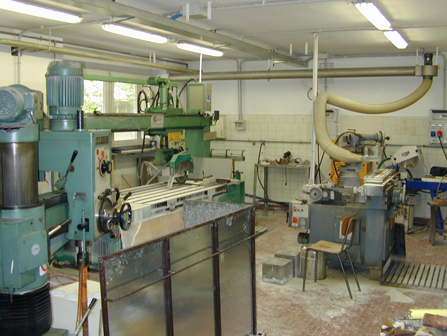 Attrezzature di taglio e preparazione dei materiali lapidei poste all’interno del “Laboratorio taglio rocce”
