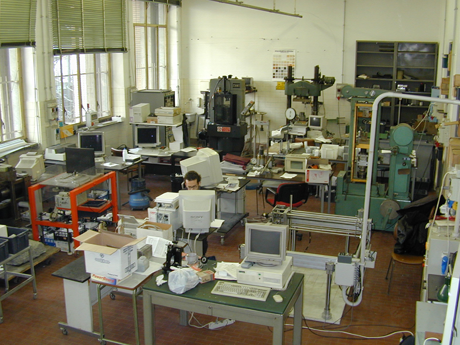 Vista d’insieme delle attrezzature per la caratterizzazione fisica, meccanica e tecnologica delle rocce poste all’interno del “Laboratorio di Geomeccanica e Geotecnlogie”