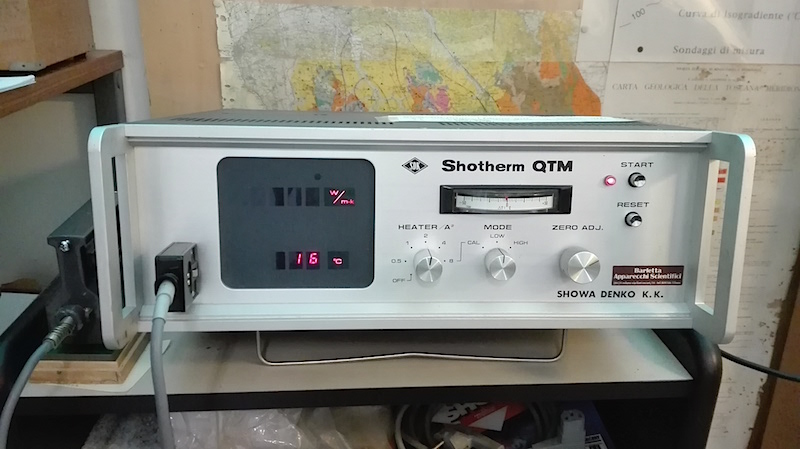 Strumento Showa Denko “Shotherm QTM” per la misura della conducibilità termica con sorgente lineare.