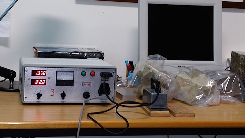 Self-built thermal conductivity meter with line source probe analogous to the Shotherm QTM