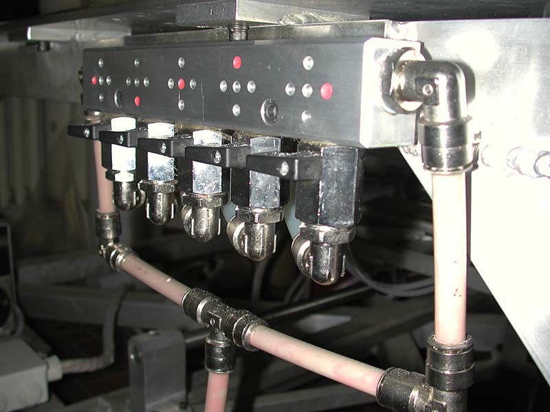 Close of the system for injection of silicone into the model to reproduce magma emplacement during deformation.