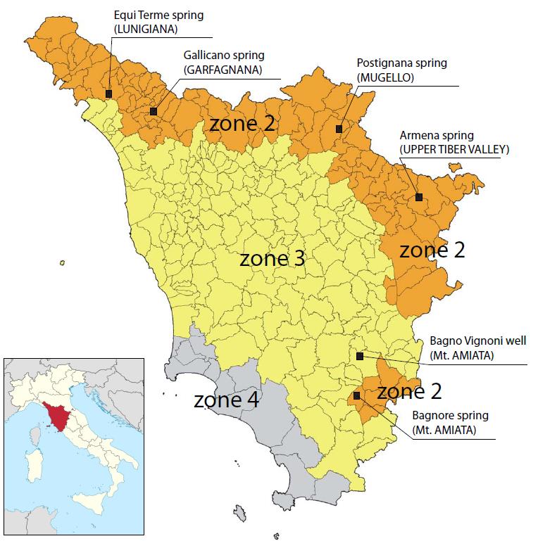 Figura. 1. La Rete Geochimica Rete Toscana. Classificazione sismica della Regione Toscana, Italia. Arancione: zona sismica 2 (livello a più alto rischio sismico della regione), giallo: zona sismica 3, grigio: zona sismica 4. Quadrati blu: ubicazione dell