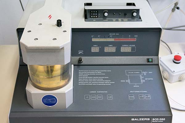 Sputter coater usato nel laboratorio SIMS per effettuare, mediante sputtering, la deposizione di una pellicola conduttiva sul campione, prima dell’indagine SIMS. I materiali impiegati sono Au o Pt.