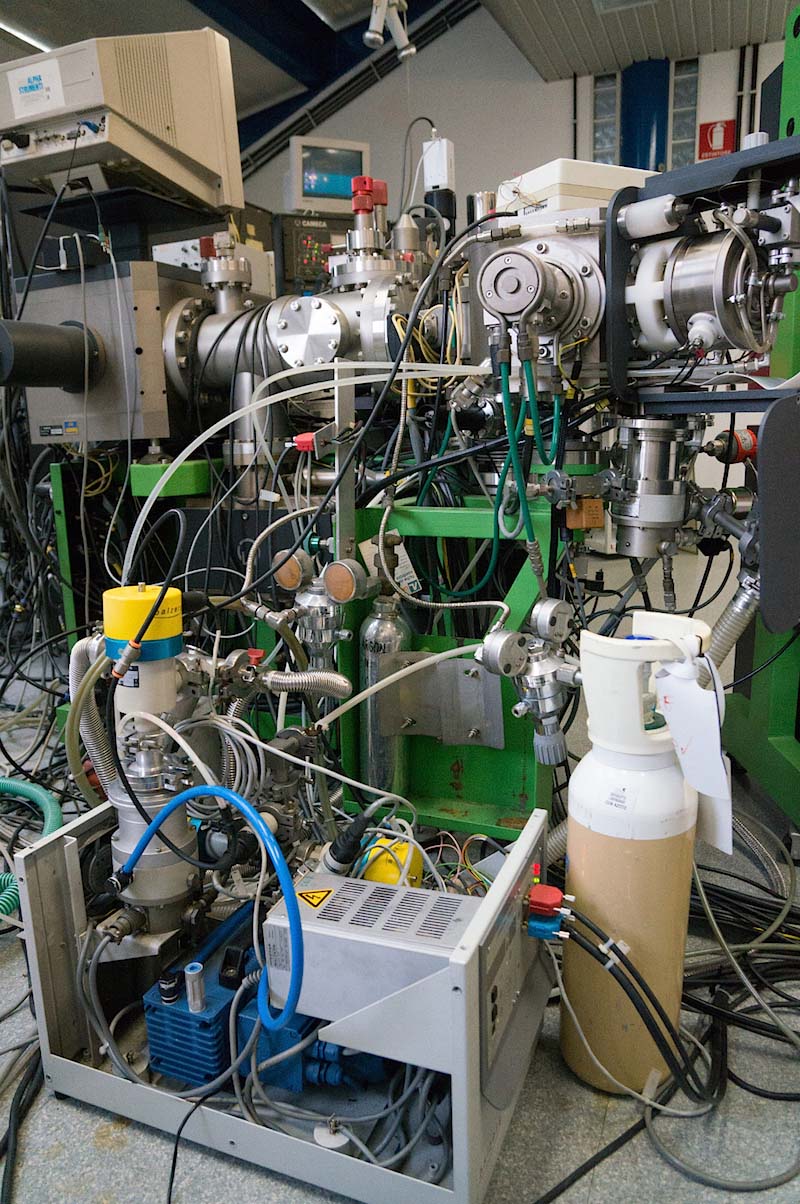 Detail of the ion microprobe Cameca IMS 4f. We can see the sources of the primary ions Cs+, O2+, O-, and some pumps of the vacuum system.