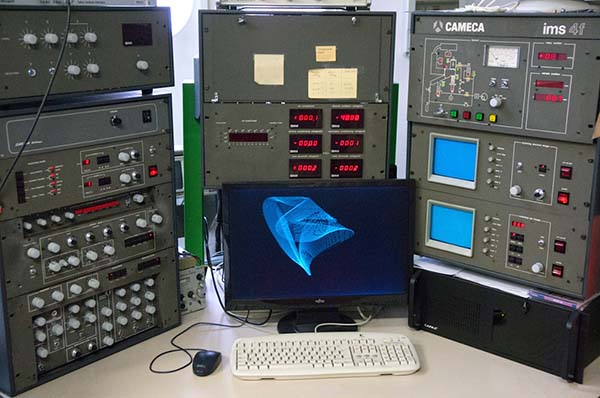 Detail of the ion microprobe Cameca IMS 4f: control panel of the vacuum system (pumps, high-vacuum gauges, ..) to the right, and selection and control panels of the analytical conditions for primary and secondary ion column, to the left and in the center.