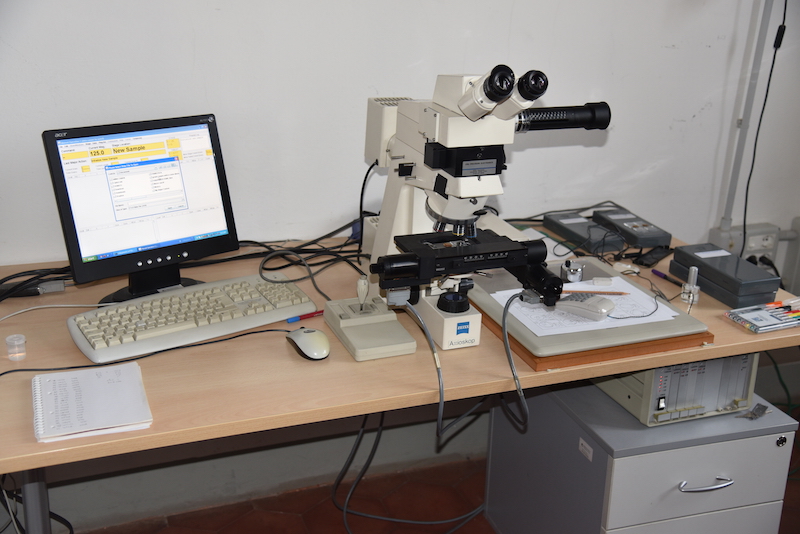 Stage for fission track counting and length measurement.